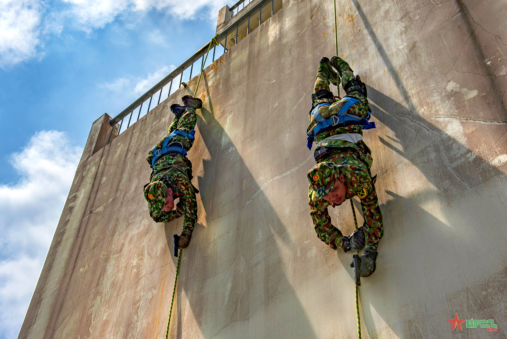 Bộ đội trinh sát đặc nhiệm huấn luyện giải cứu con tin 